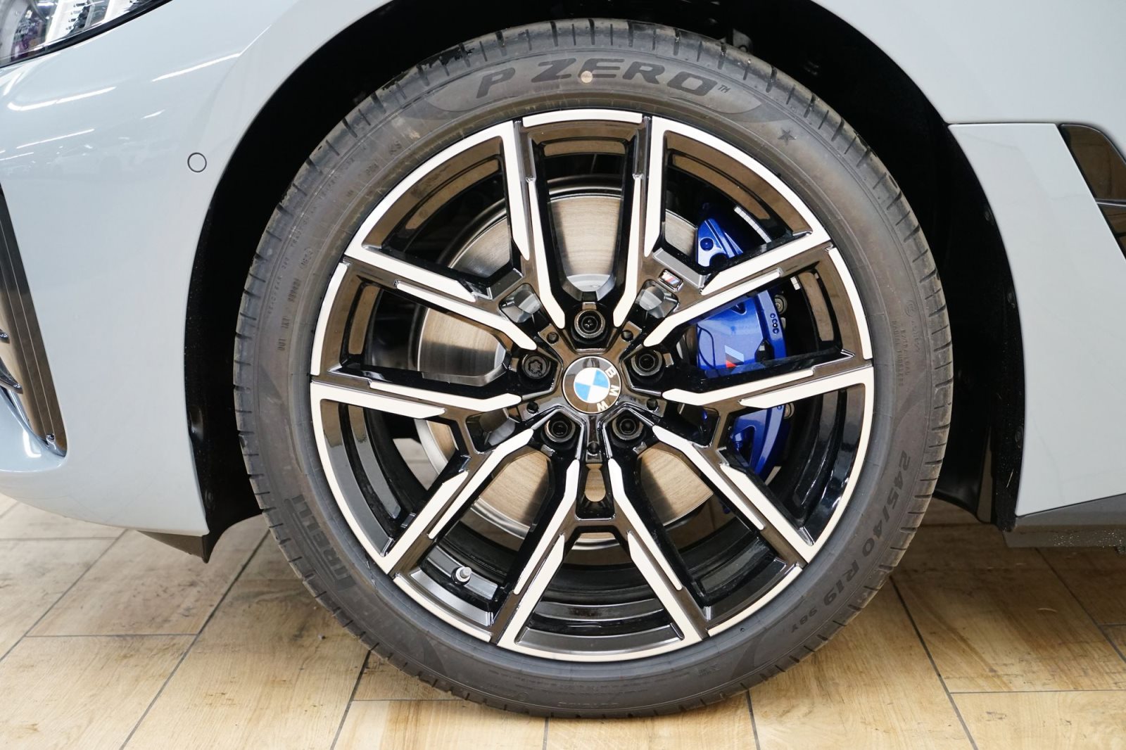 Fahrzeugabbildung BMW i4 eDrive35 [M Sport, ACC, 19 LMR, RFK, SHZ]