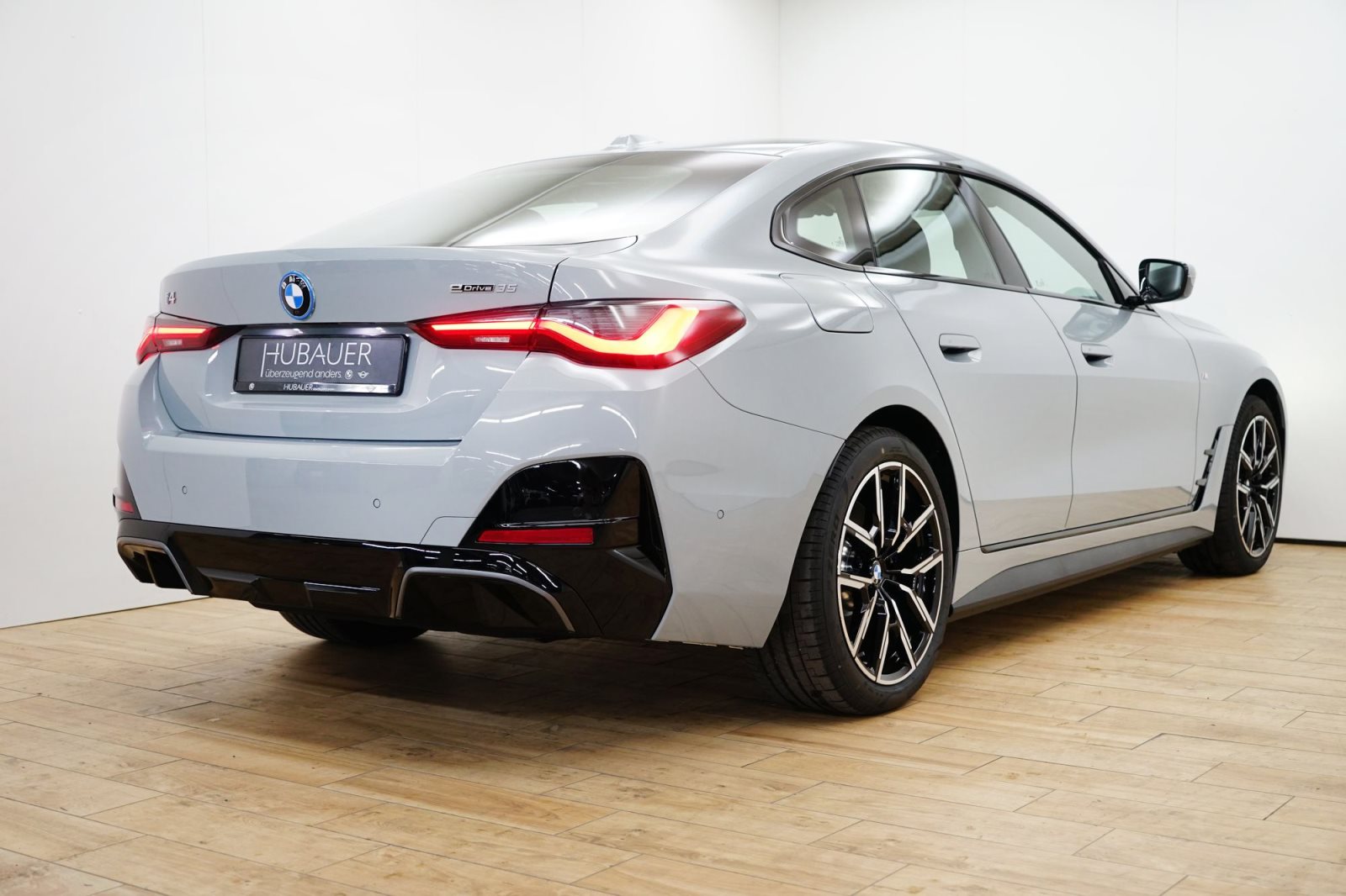 Fahrzeugabbildung BMW i4 eDrive35 [M Sport, ACC, 19 LMR, RFK, SHZ]