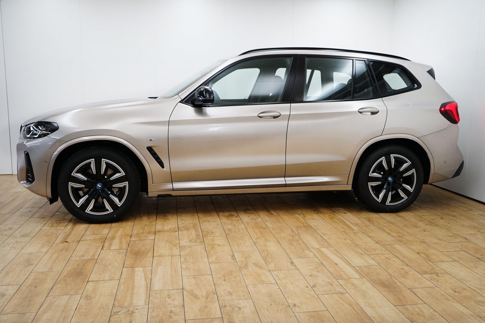 Fahrzeugabbildung BMW iX3 [Inspiring, AHK, Driv Prof., RFK, SHZ, GSD]