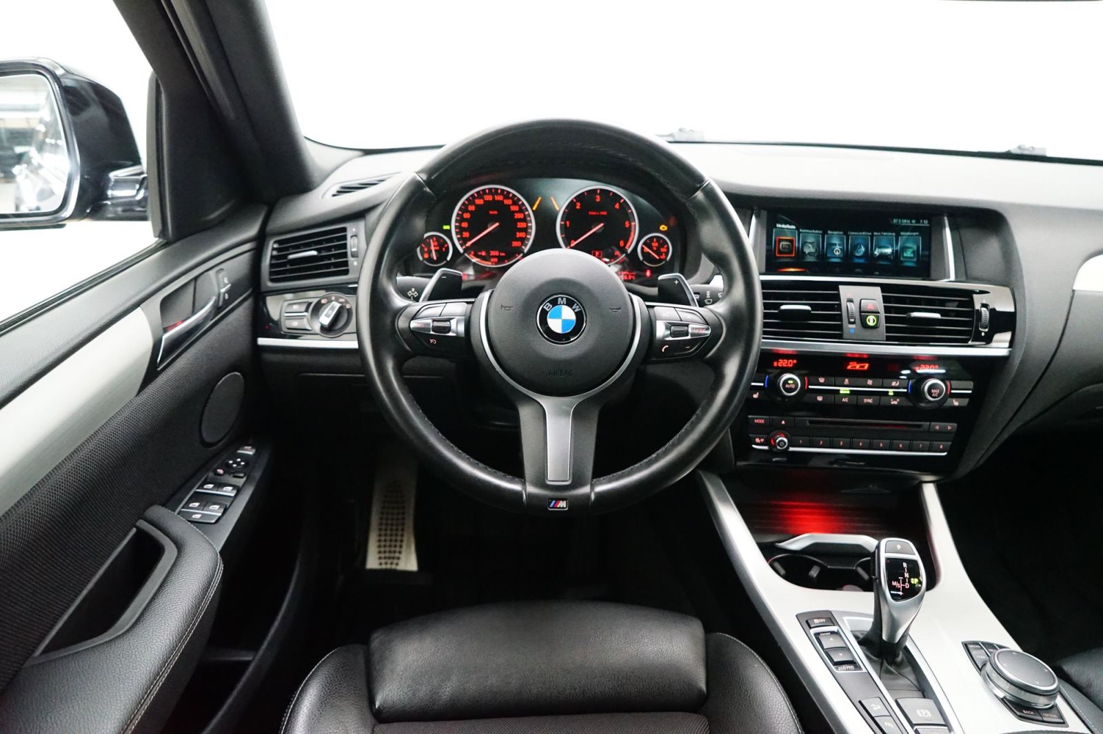 Fahrzeugabbildung BMW X4 xDrive30d A [M Sport, AHK, HUD, RFK, Navi, 19 LMR]