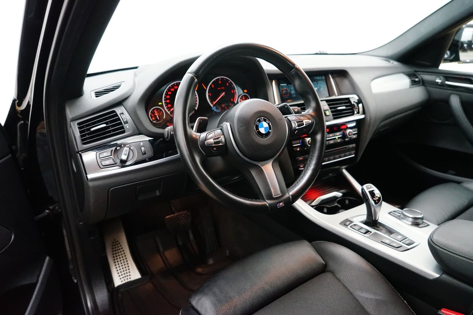 Fahrzeugabbildung BMW X4 xDrive30d A [M Sport, AHK, HUD, RFK, Navi, 19 LMR]