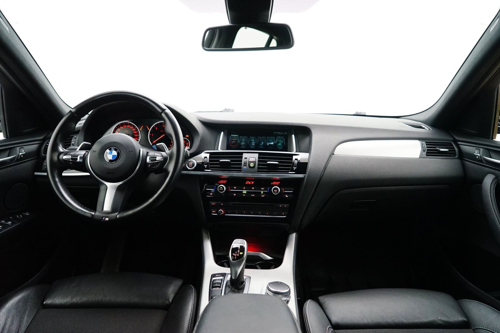 Fahrzeugabbildung BMW X4 xDrive30d A [M Sport, AHK, HUD, RFK, Navi, 19 LMR]