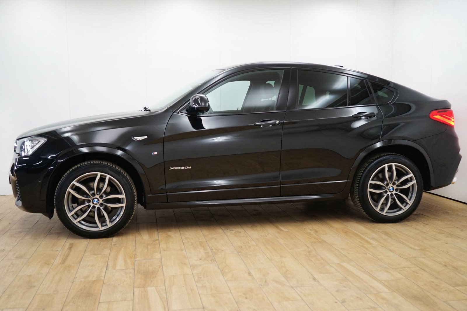 Fahrzeugabbildung BMW X4 xDrive30d A [M Sport, AHK, HUD, RFK, Navi, 19 LMR]