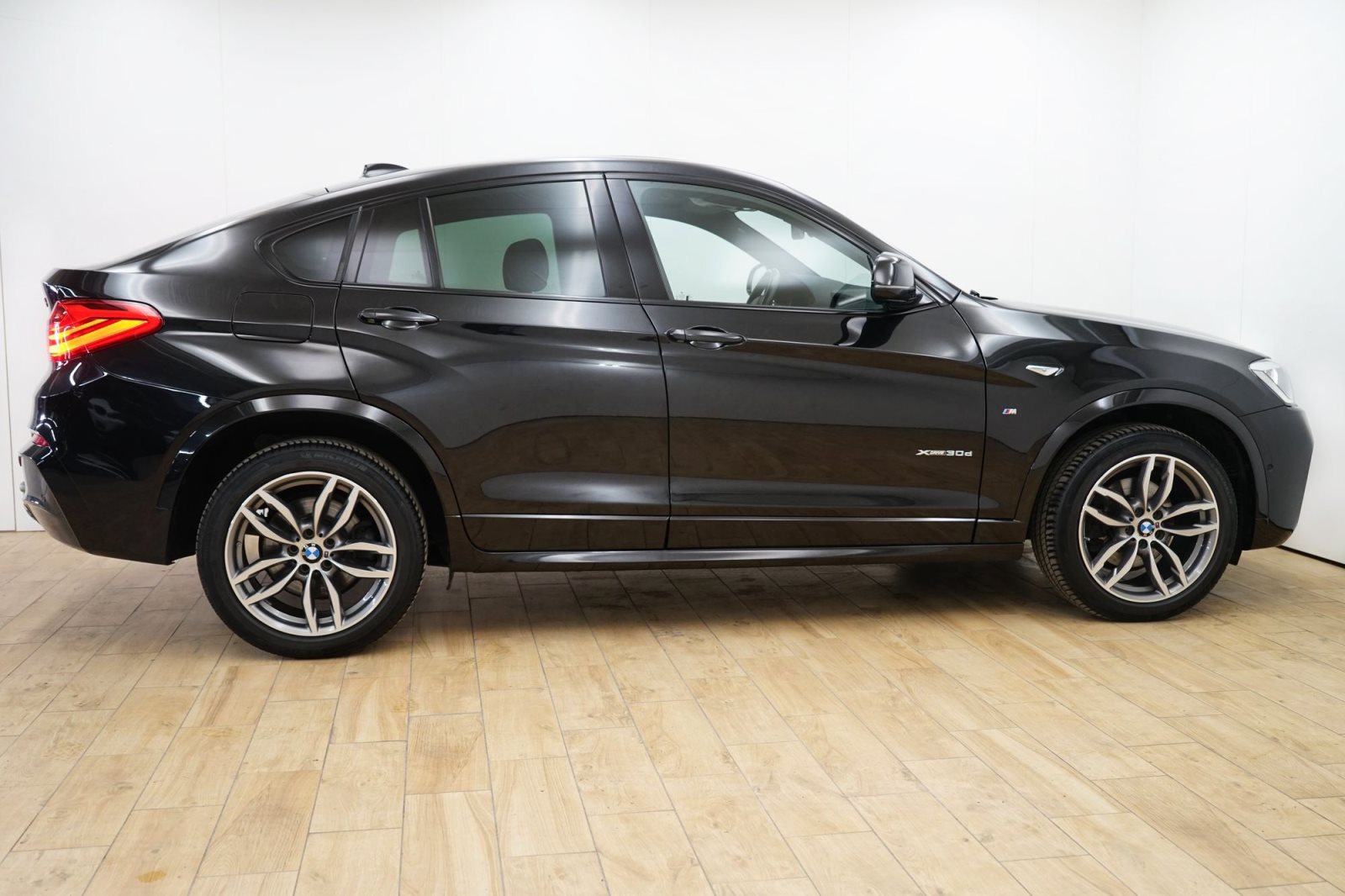 Fahrzeugabbildung BMW X4 xDrive30d A [M Sport, AHK, HUD, RFK, Navi, 19 LMR]