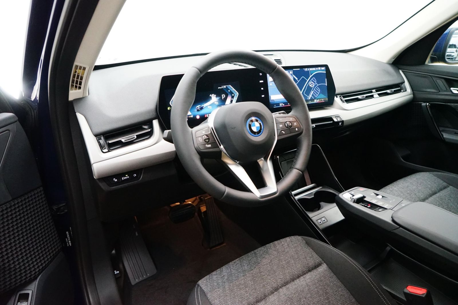 Fahrzeugabbildung BMW iX1 eDrive20 [Navi, AHK, RFK, SHZ, LED, 17 LMR]