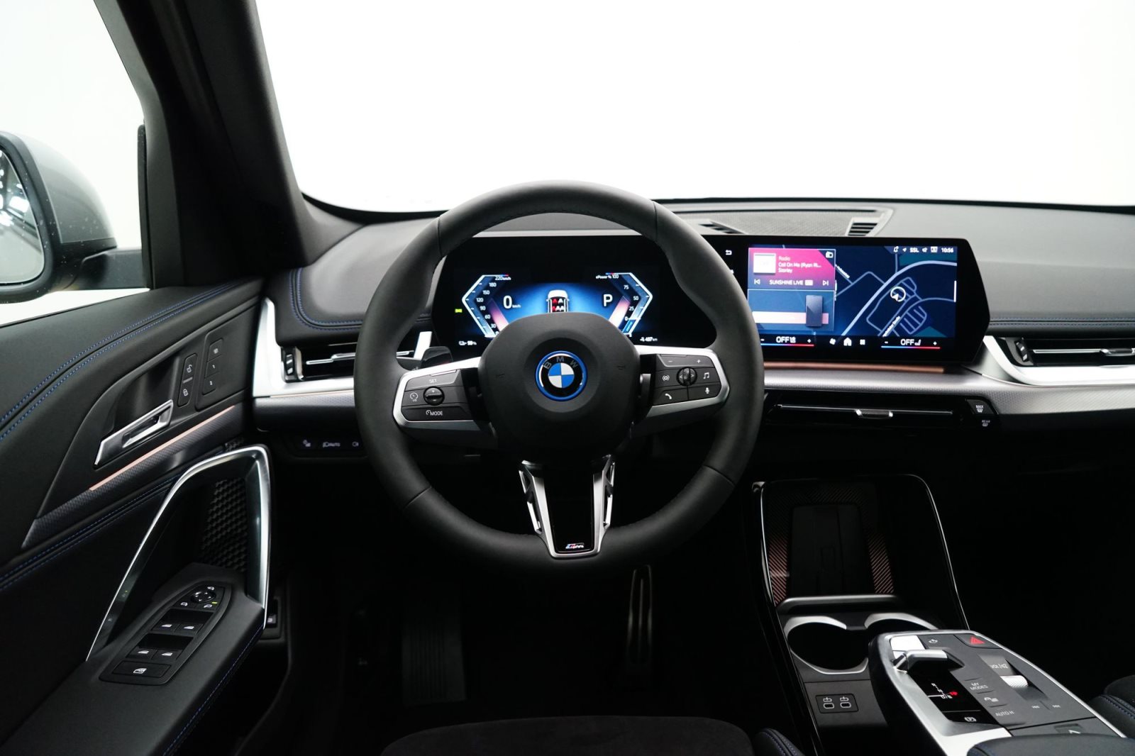 Fahrzeugabbildung BMW iX1 xDrive30 [M Sport, HUD, AHK, ACC, RFK, 19 LMR]