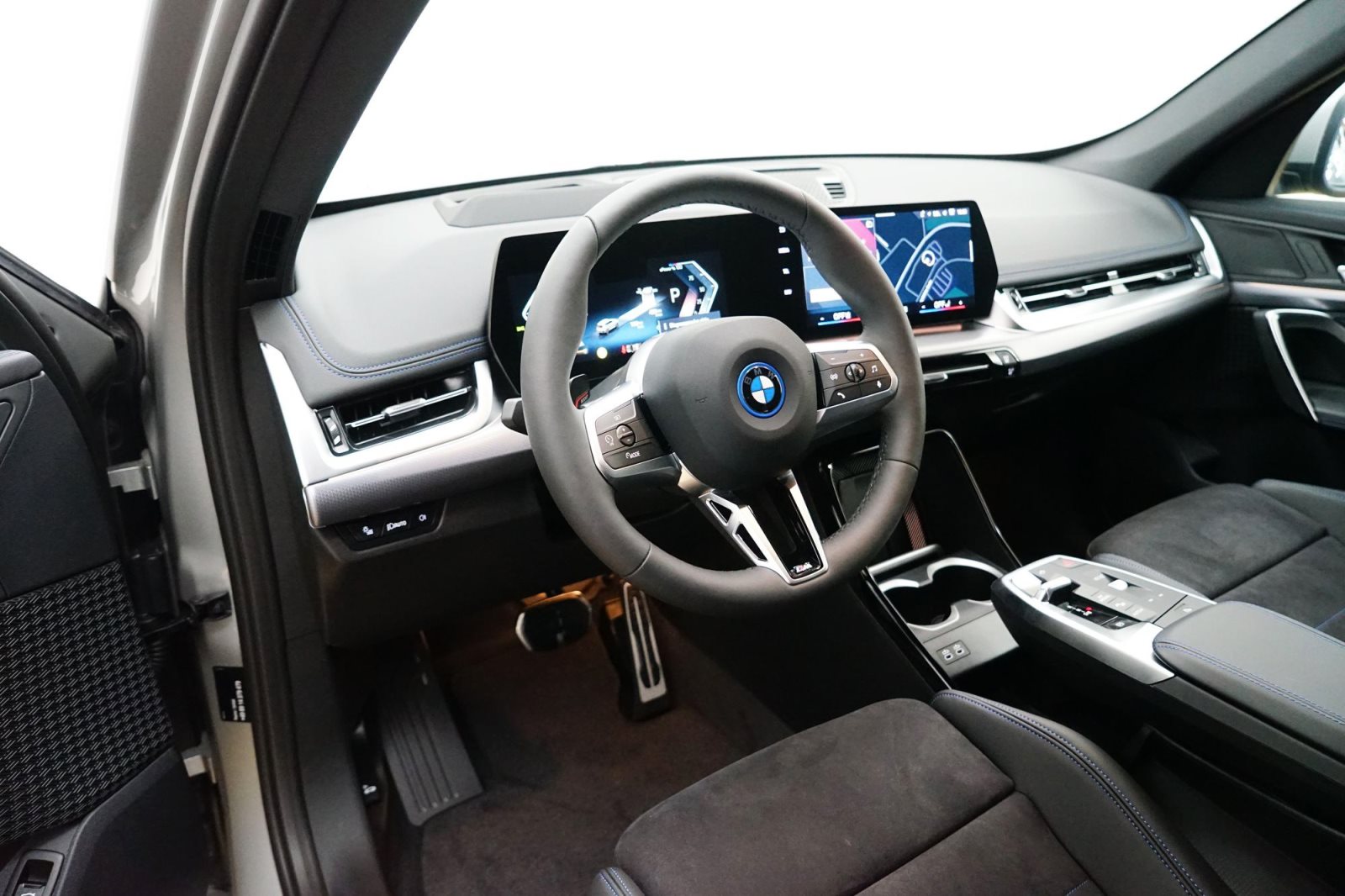 Fahrzeugabbildung BMW iX1 xDrive30 [M Sport, HUD, AHK, ACC, RFK, 19 LMR]