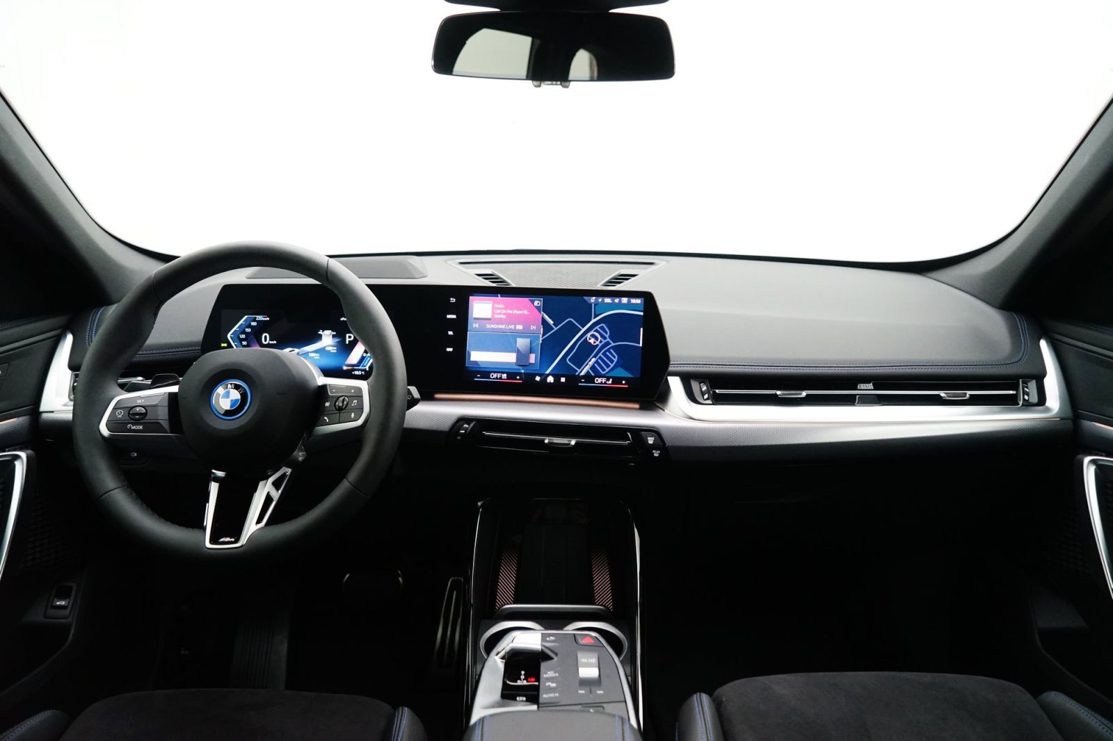 Fahrzeugabbildung BMW iX1 xDrive30 [M Sport, HUD, AHK, ACC, RFK, 19 LMR]