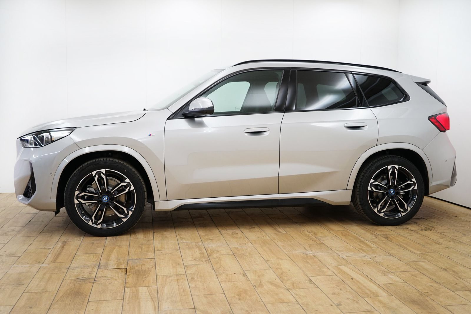 Fahrzeugabbildung BMW iX1 xDrive30 [M Sport, HUD, AHK, ACC, RFK, 19 LMR]