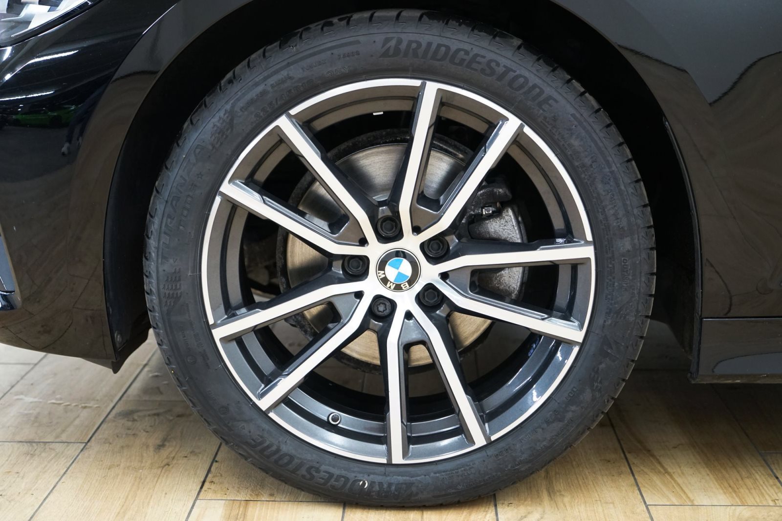 Fahrzeugabbildung BMW 320d xDrive Touring [Advantage, LC Prof., PDC]