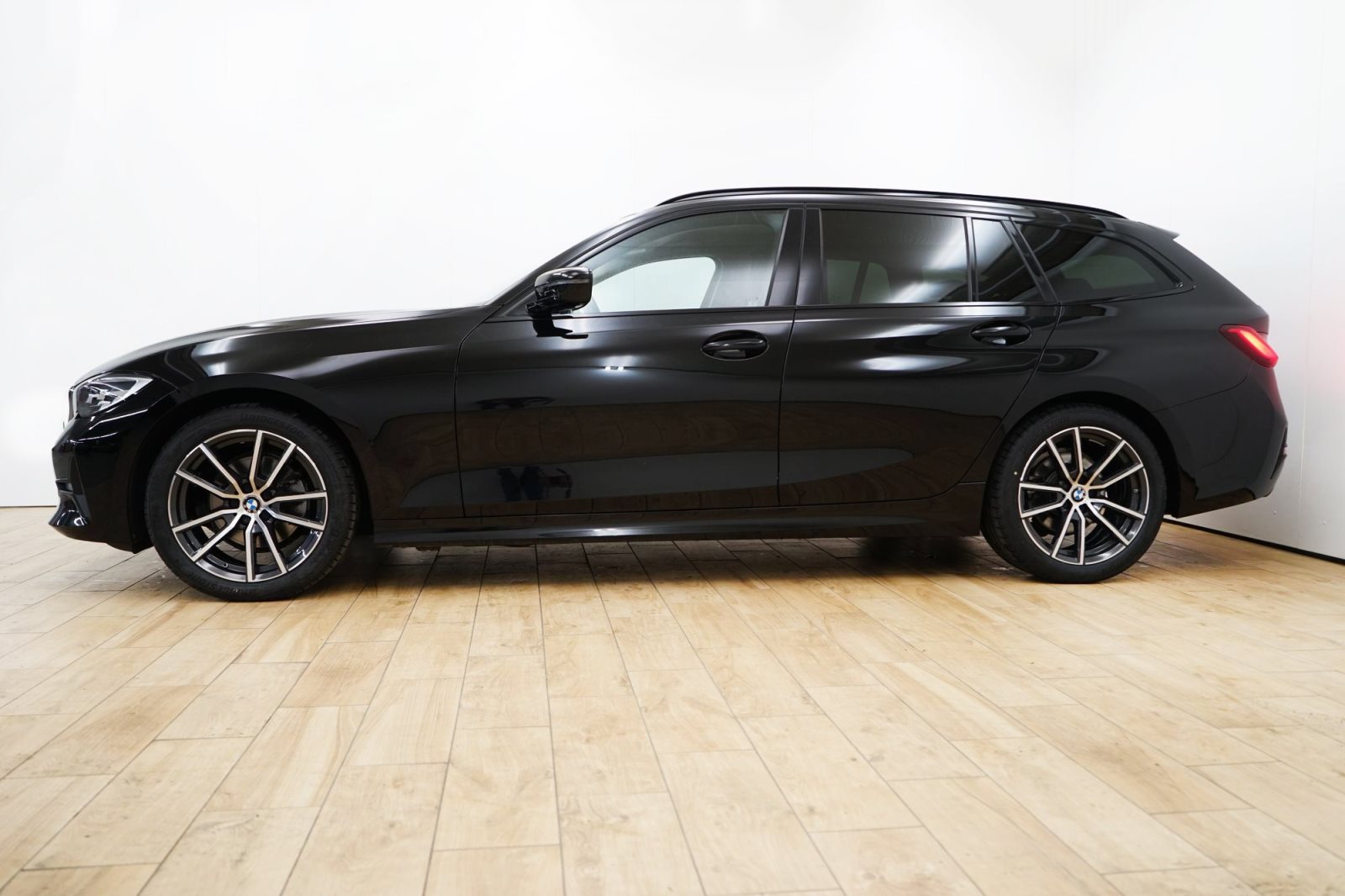 Fahrzeugabbildung BMW 320d xDrive Touring [Advantage, LC Prof., PDC]