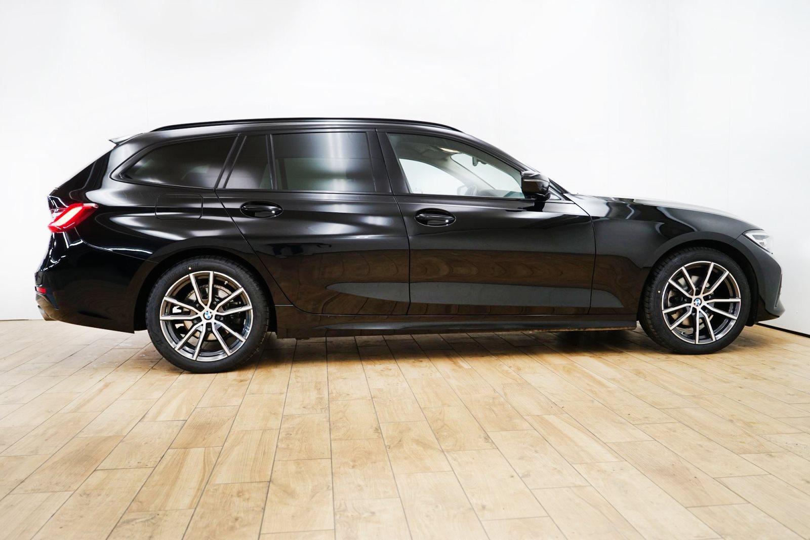 Fahrzeugabbildung BMW 320d xDrive Touring [Advantage, LC Prof., PDC]