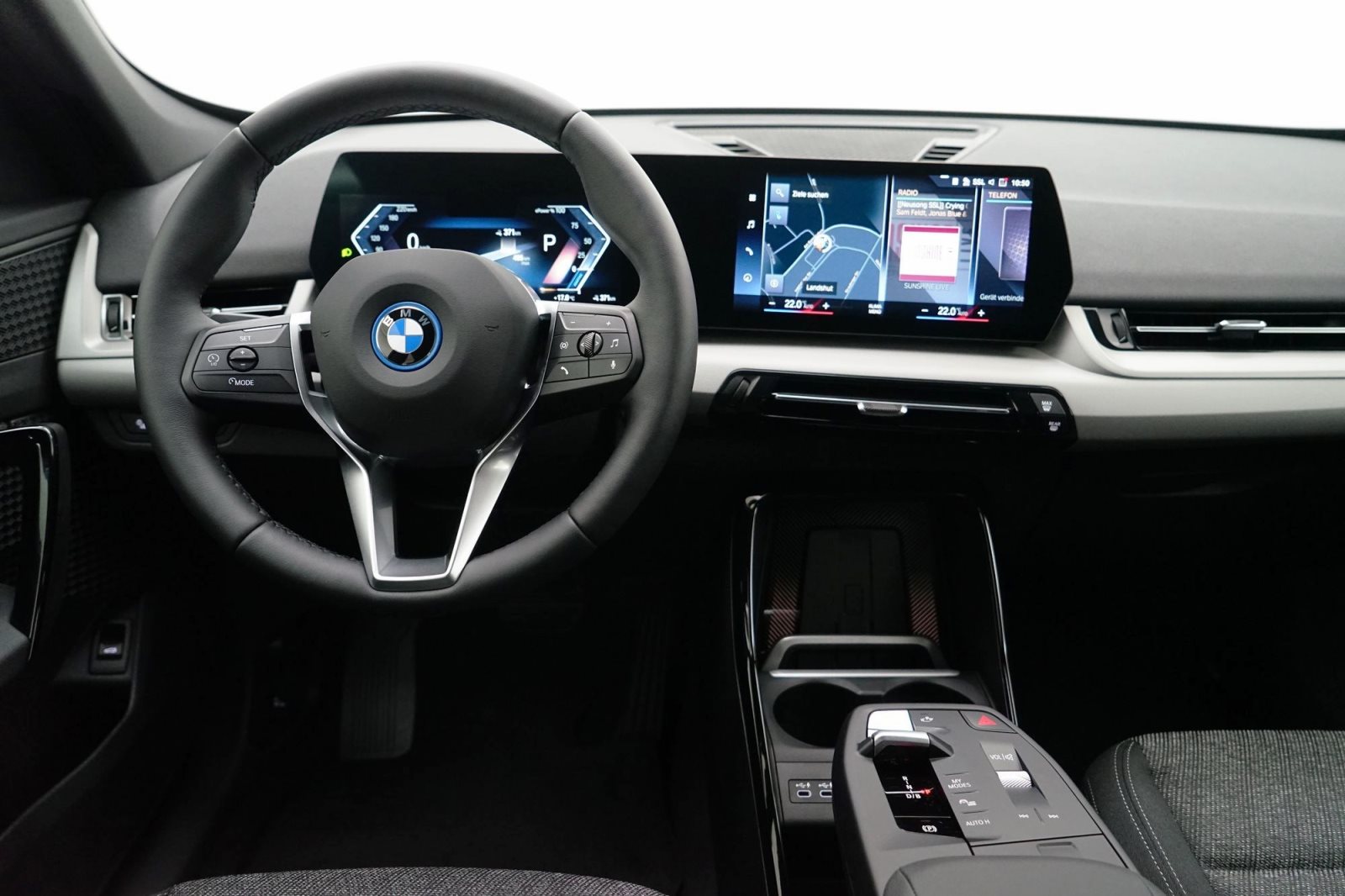 Fahrzeugabbildung BMW iX1 xDrive30 [Navi, AHK, RFK, LED, SHZ, 17 LMR]