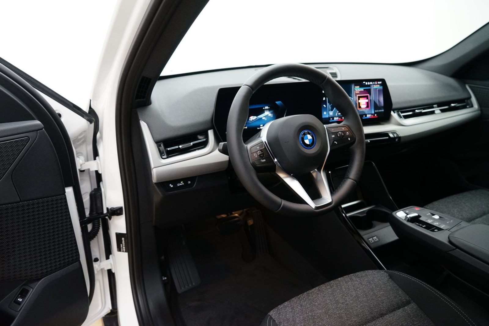 Fahrzeugabbildung BMW iX1 xDrive30 [Navi, AHK, RFK, LED, SHZ, 17 LMR]