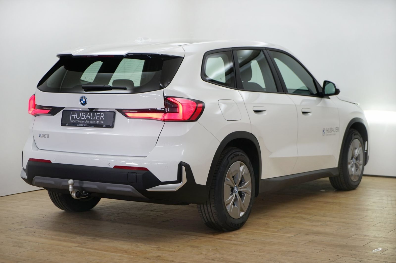 Fahrzeugabbildung BMW iX1 xDrive30 [Navi, AHK, RFK, LED, SHZ, 17 LMR]