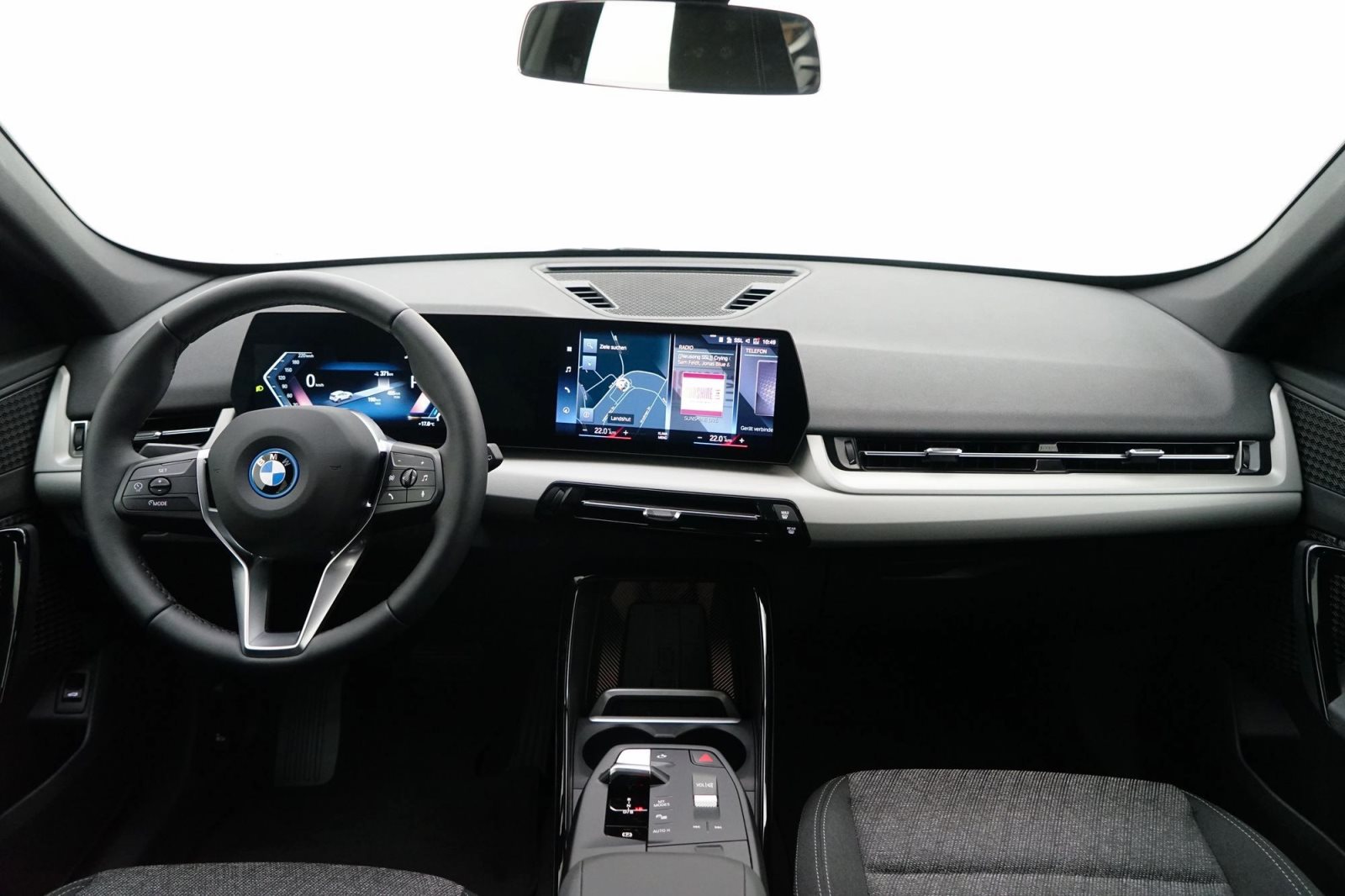 Fahrzeugabbildung BMW iX1 xDrive30 [Navi, AHK, RFK, LED, SHZ, 17 LMR]