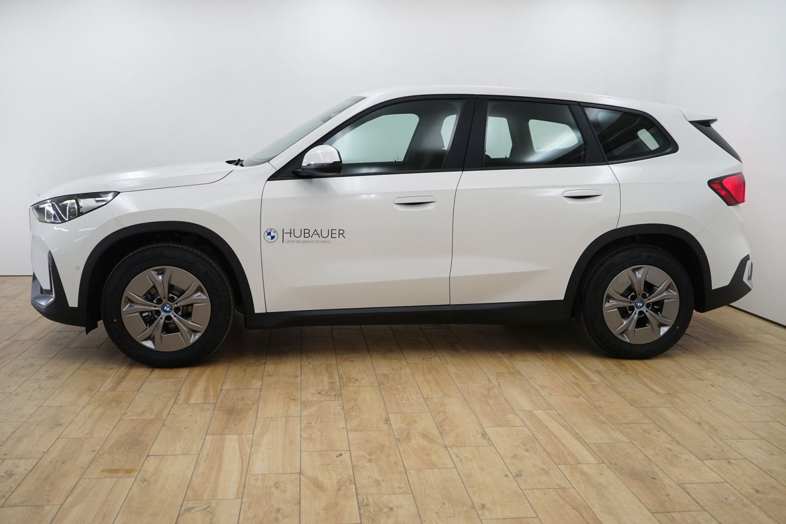 Fahrzeugabbildung BMW iX1 xDrive30 [Navi, AHK, RFK, LED, SHZ, 17 LMR]