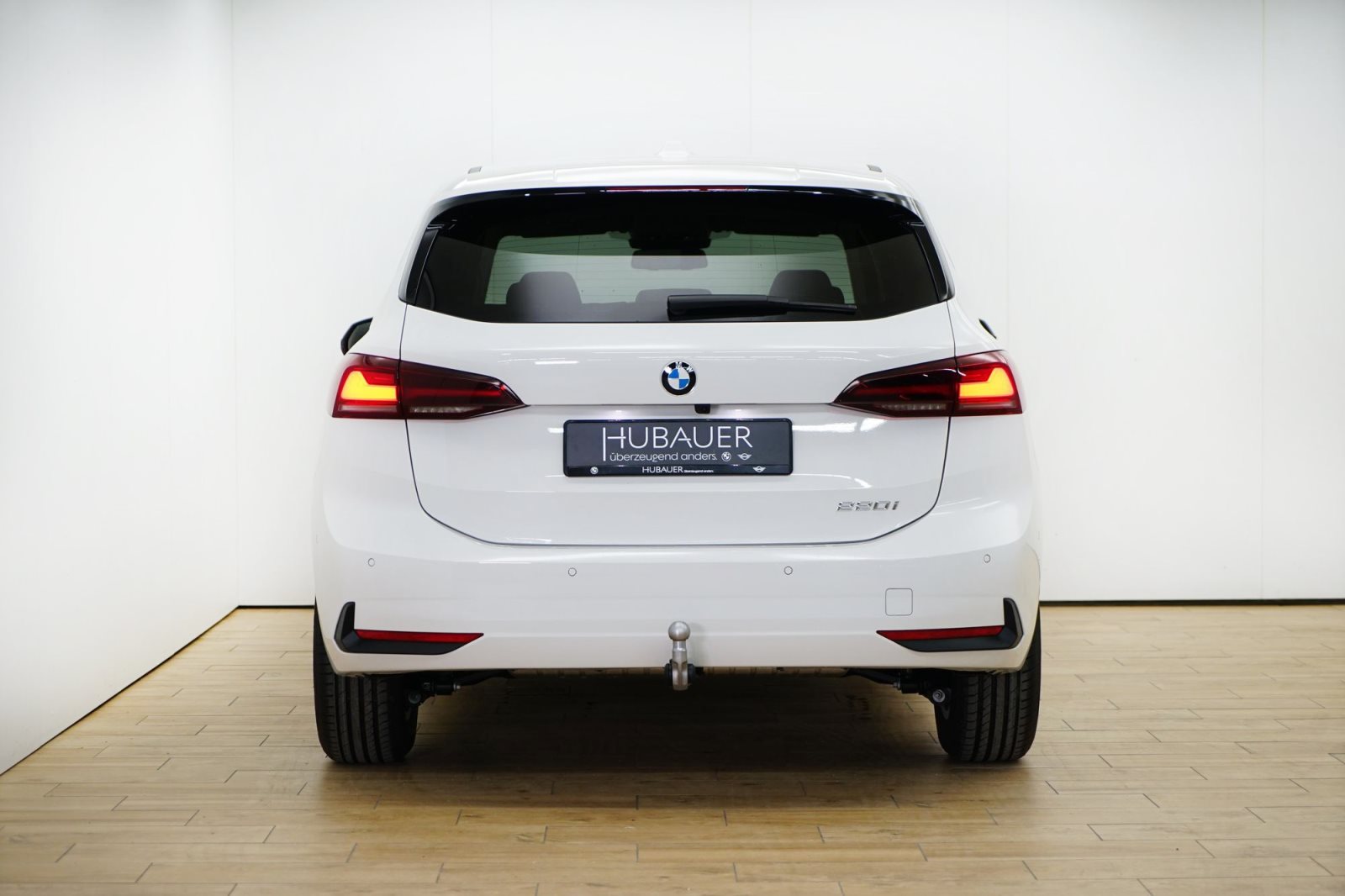 Fahrzeugabbildung BMW 220i Active Tourer [Navi, AHK, RFK, SHZ, LED]