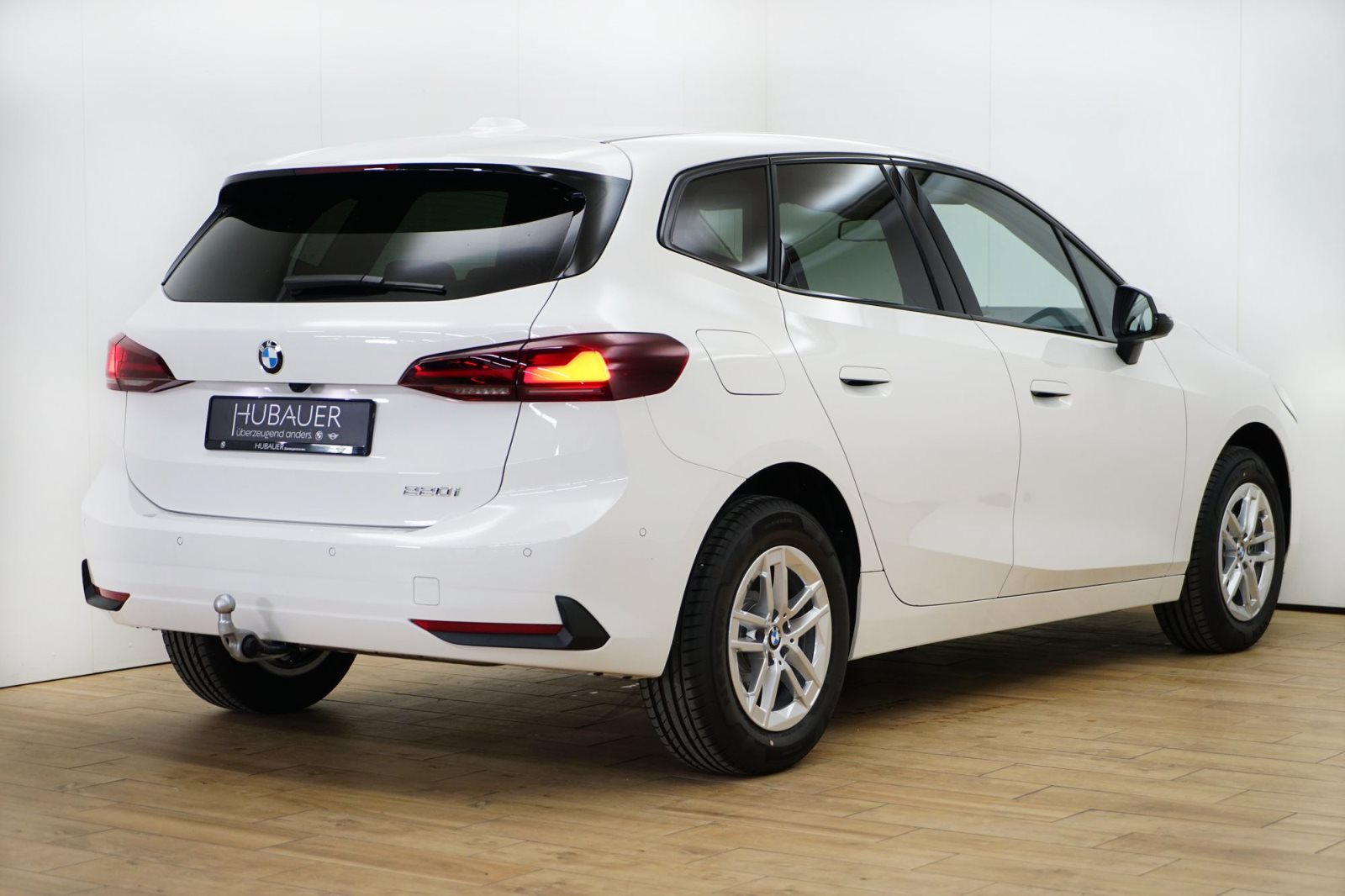 Fahrzeugabbildung BMW 220i Active Tourer [Navi, AHK, RFK, SHZ, LED]