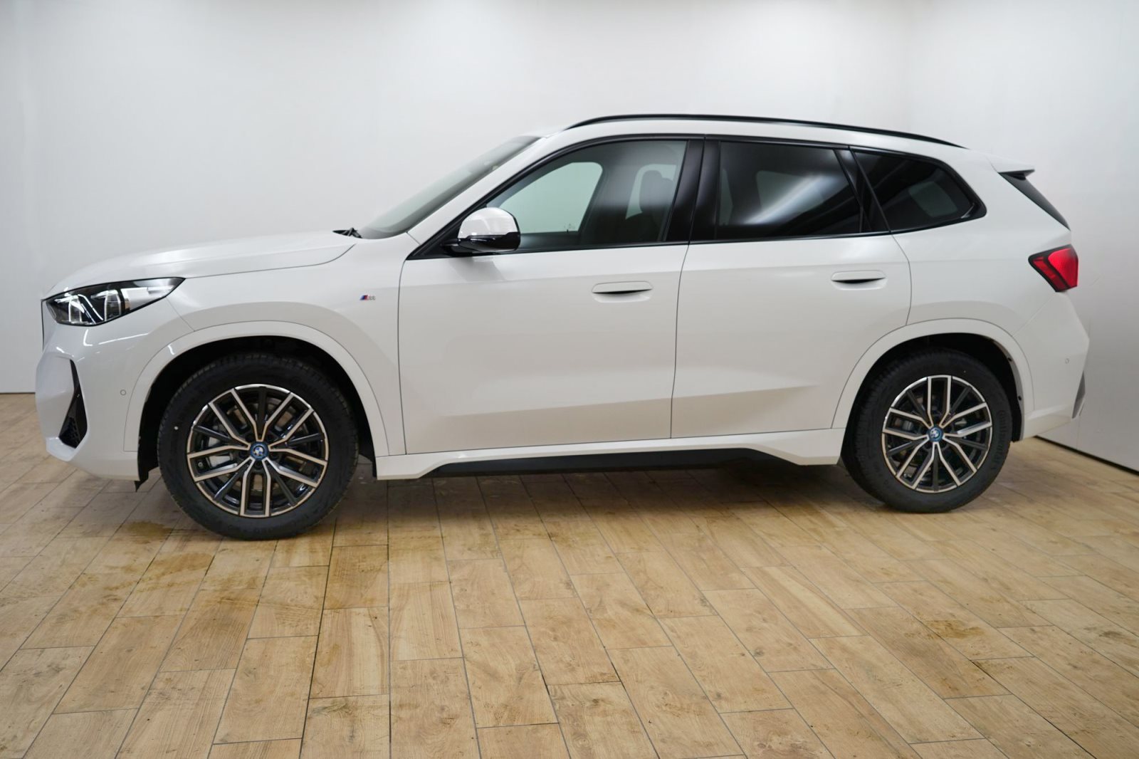 Fahrzeugabbildung BMW iX1 xDrive30 [M Sport, Navi, AHK, ACC, RFK, SHZ]