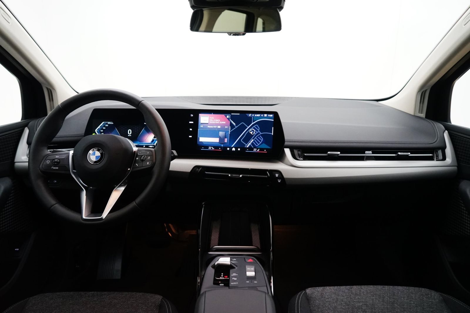 Fahrzeugabbildung BMW 220i Active Tourer [Navi, AHK, RFK, SHZ, LED]