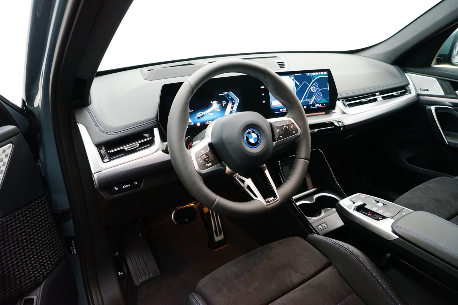 Fahrzeugabbildung BMW iX1 xDrive30 [M Sport, HUD, AHK, ACC, RFK, 19 LMR]