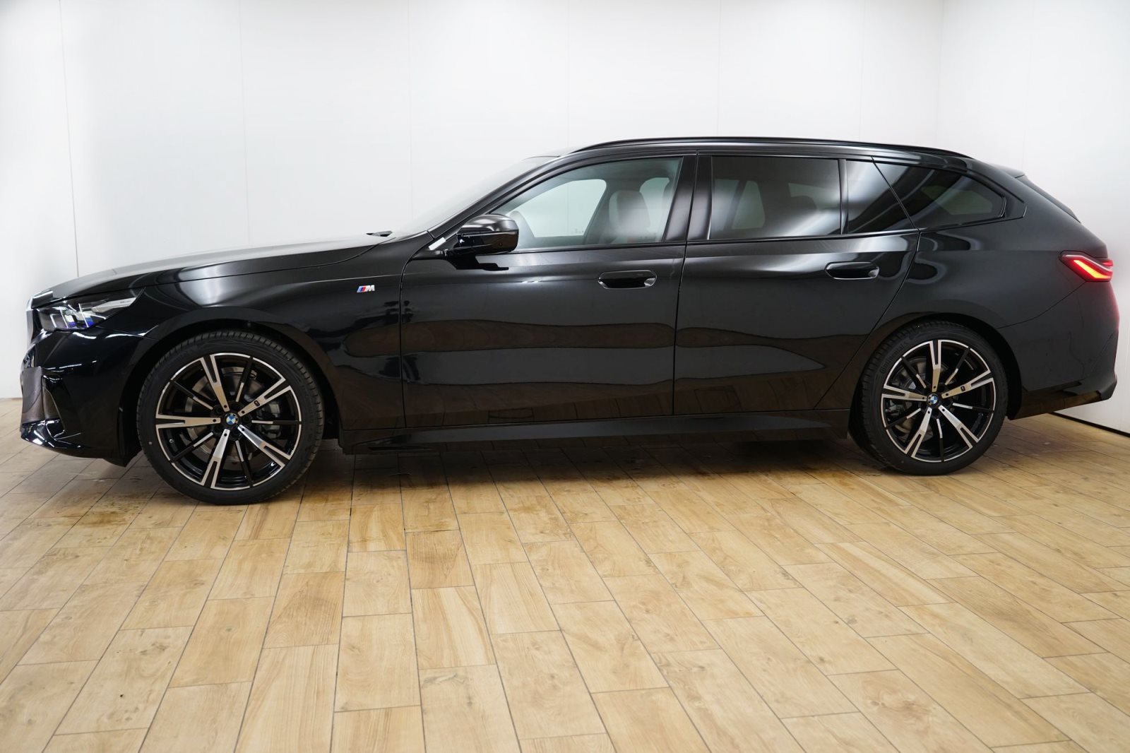 Fahrzeugabbildung BMW 520d xDrive Touring [M Sport, HUD, AHK, ACC, GSD]