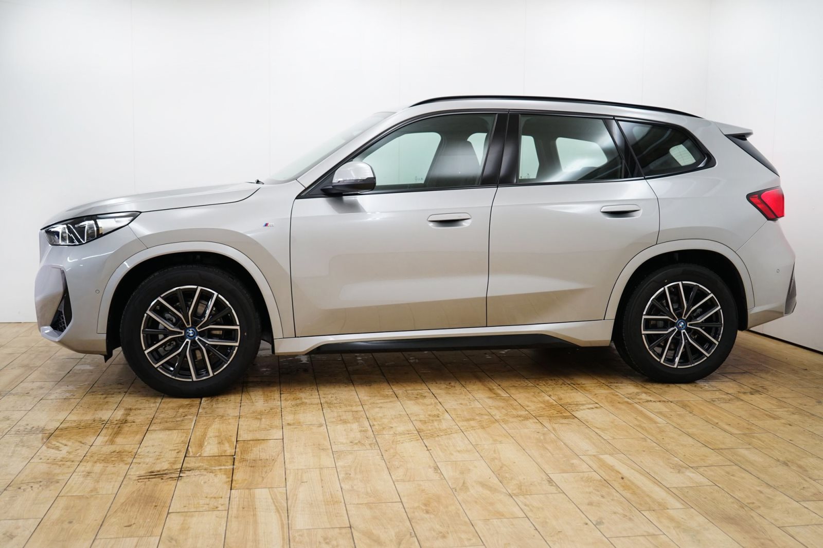 Fahrzeugabbildung BMW iX1 eDrive20 [M Sport, Navi, AHK, RFK, 18 LMR]