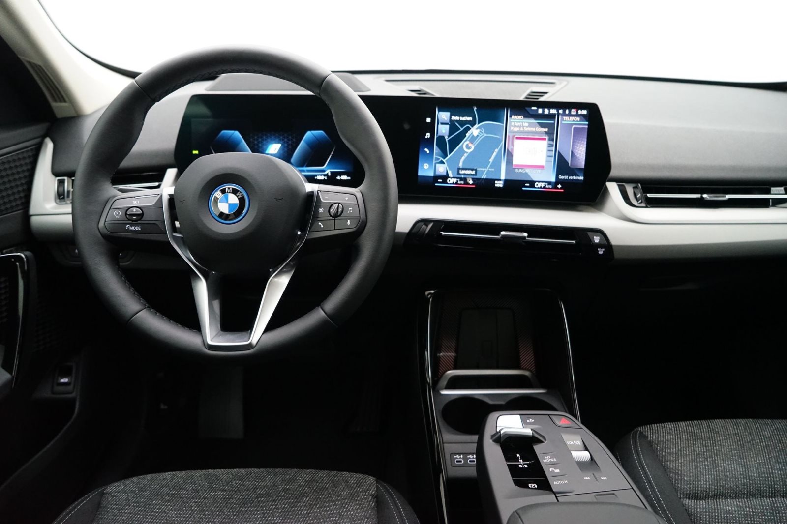 Fahrzeugabbildung BMW iX1 xDrive30 [Navi, HUD, RFK, SHZ, LED]