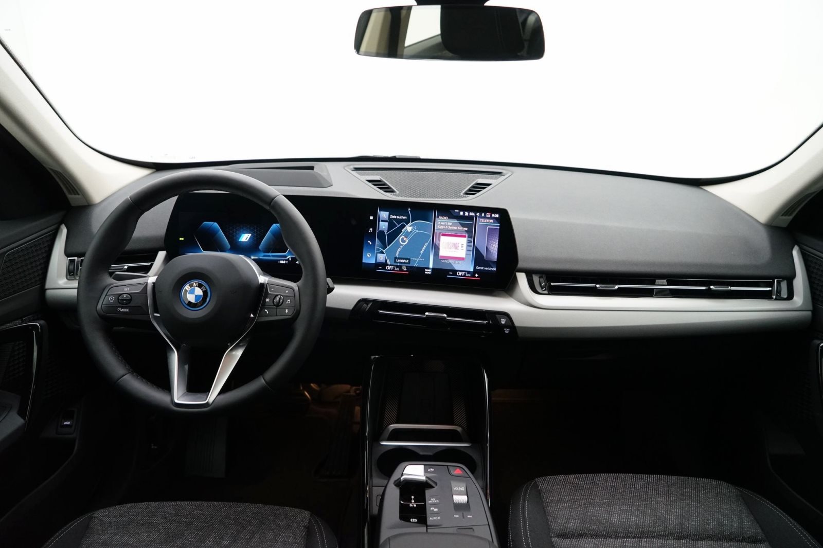 Fahrzeugabbildung BMW iX1 xDrive30 [Navi, HUD, RFK, SHZ, LED]