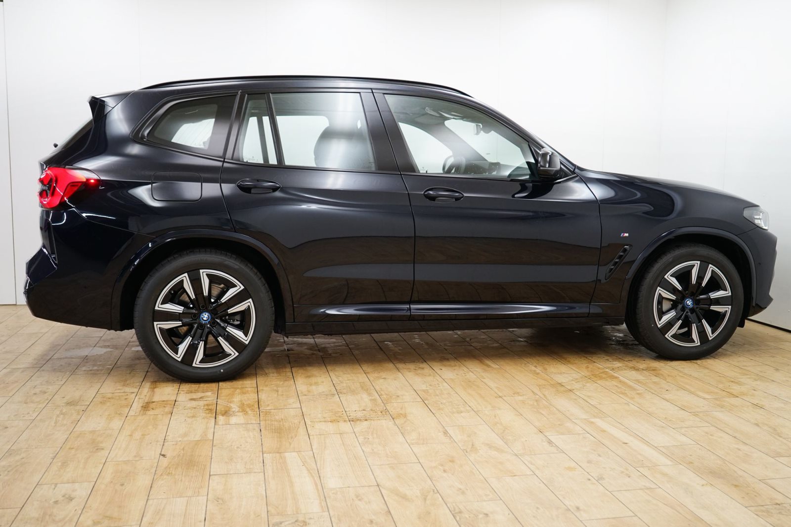 Fahrzeugabbildung BMW iX3 [Inspiring, AHK, Driv Prof., RFK, GSD]