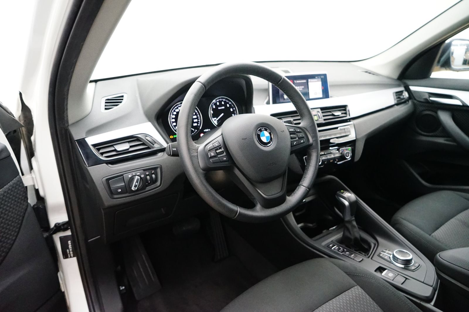 Fahrzeugabbildung BMW X1 xDrive25e [Navi, PDC, SHZ, 17 LMR, Temp.]