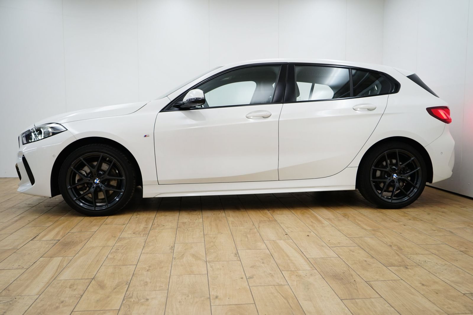 Fahrzeugabbildung BMW 120i 5-Türer [M Sport, LC Prof., LED, 18 LMR]