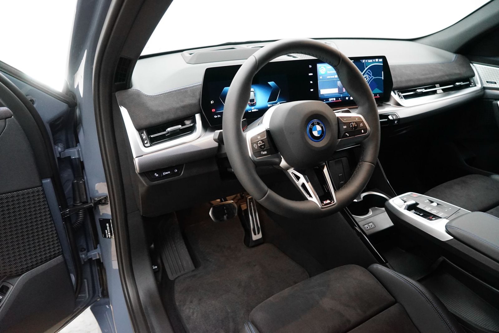 Fahrzeugabbildung BMW iX2 xDrive30 [HUD, ACC, GSD, AHK, h&k Sound]