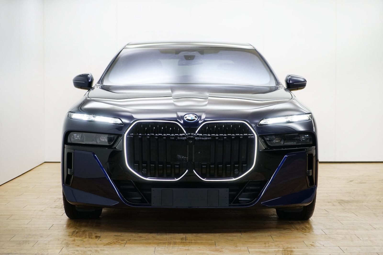 Fahrzeugabbildung BMW 750e xDrive Limousine [M Sportpaket Pro]