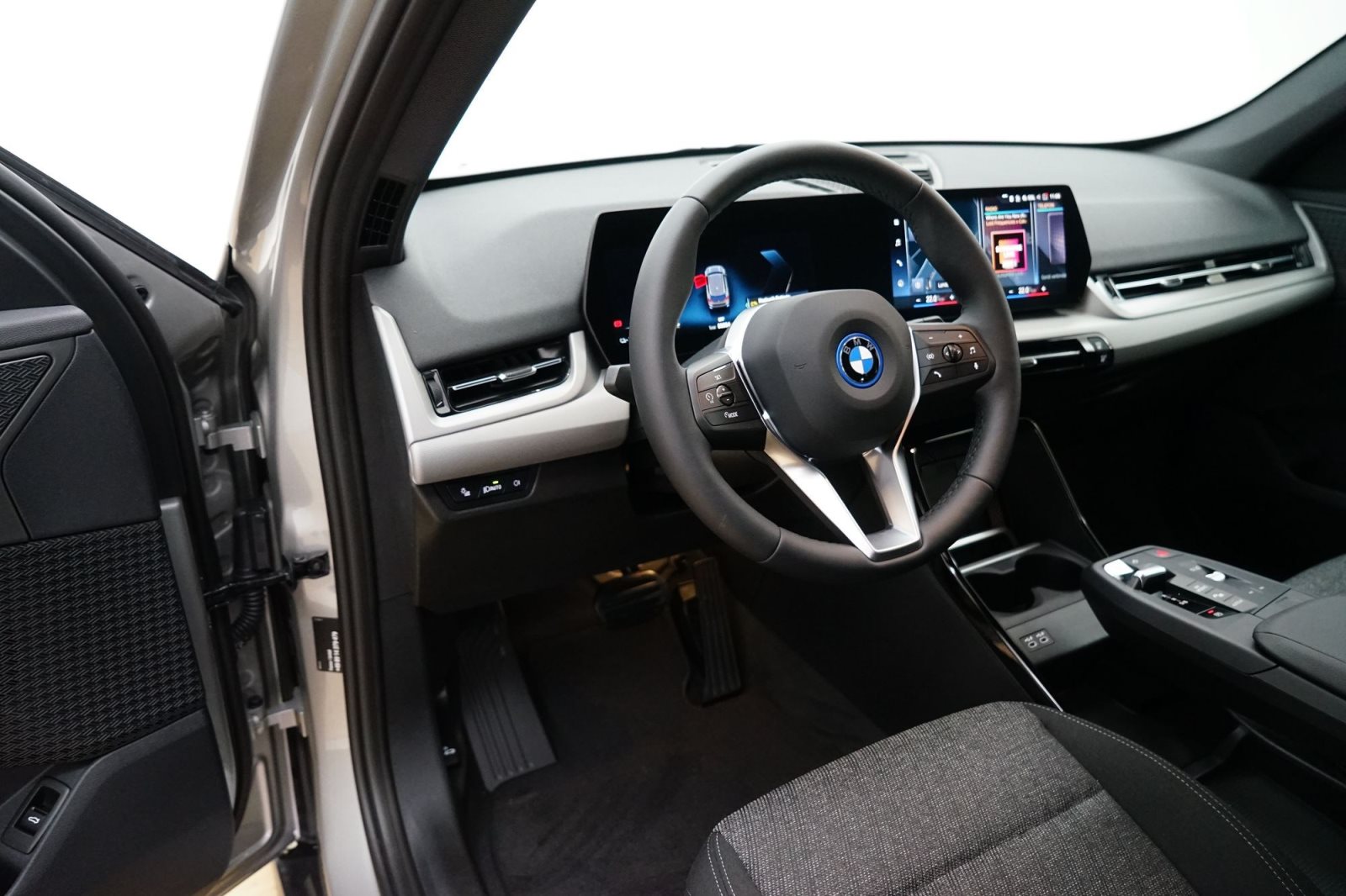 Fahrzeugabbildung BMW iX1 xDrive30 [Navi, RFK, SHZ, LED, 17 LMR]