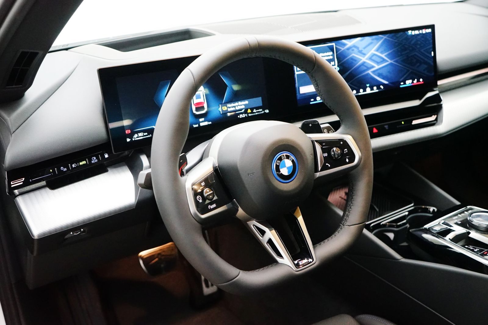 Fahrzeugabbildung BMW 530e Touring [M Sport, HUD, AHK, ACC, RFK, SHZ]