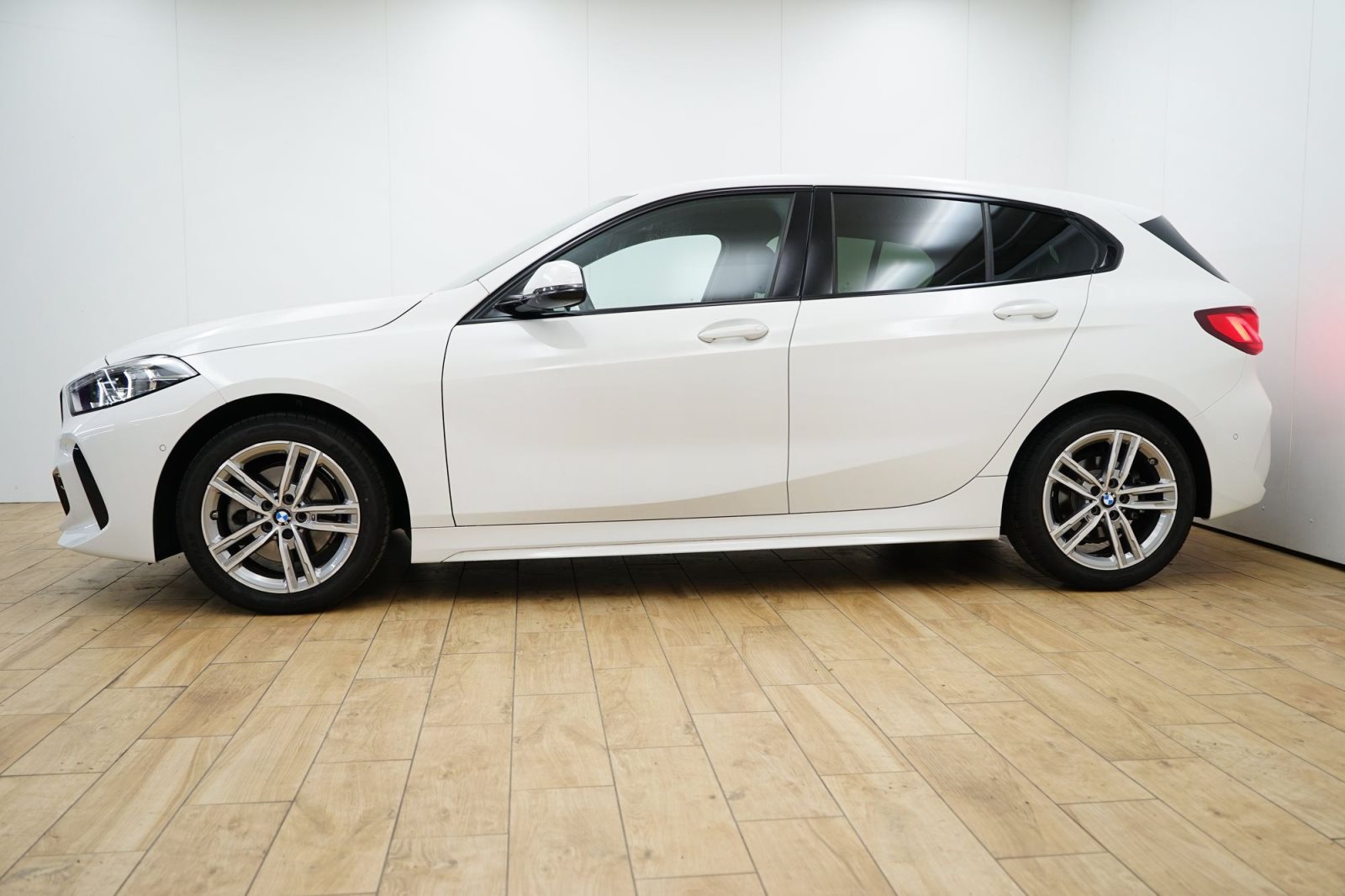 Fahrzeugabbildung BMW 118i 5-Türer [M Sport, LC Prof., ACC, 17 LMR]