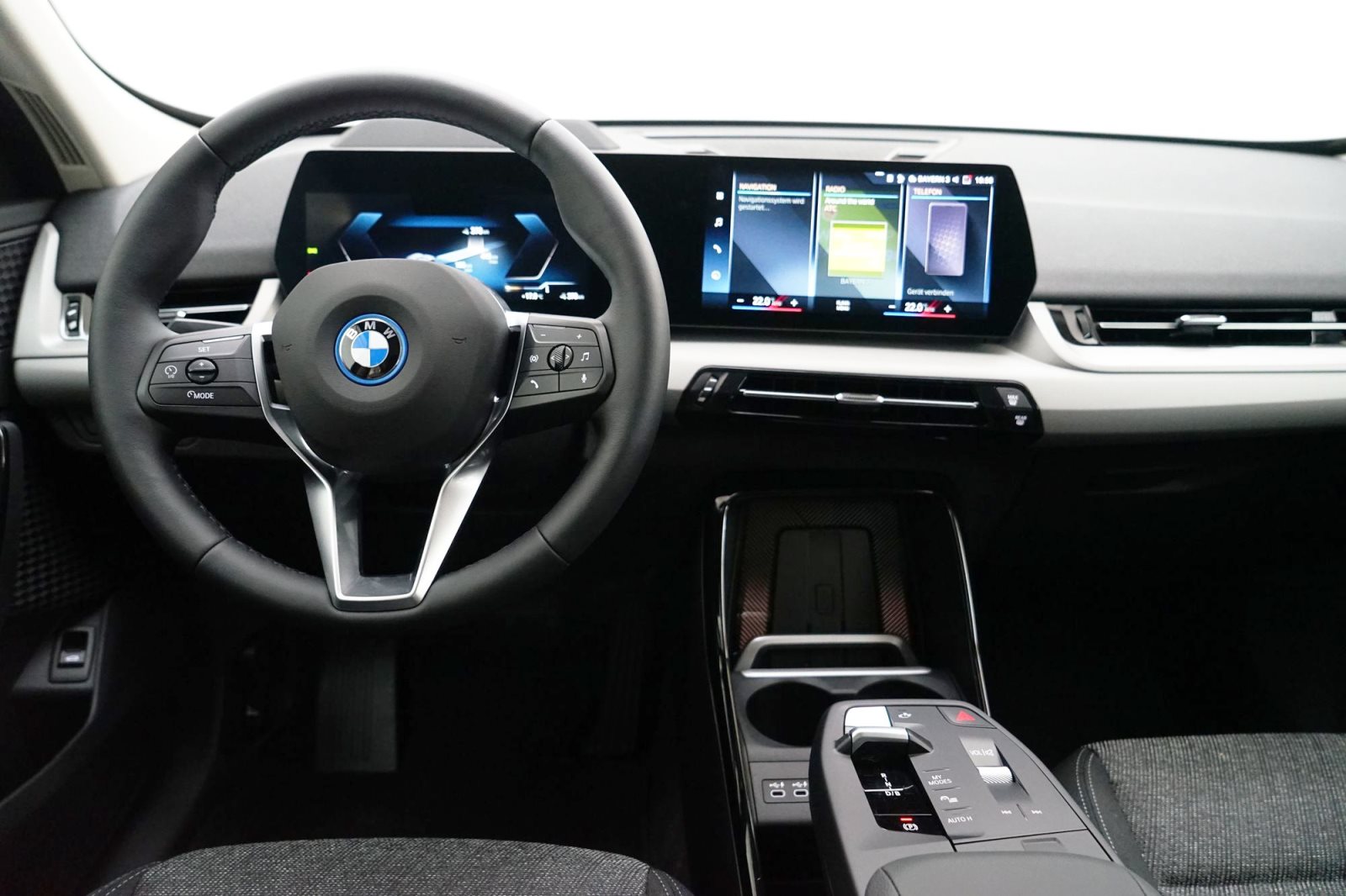 Fahrzeugabbildung BMW iX1 xDrive30 [Navi, HUD, RFK, SHZ, LED, 17 LMR]