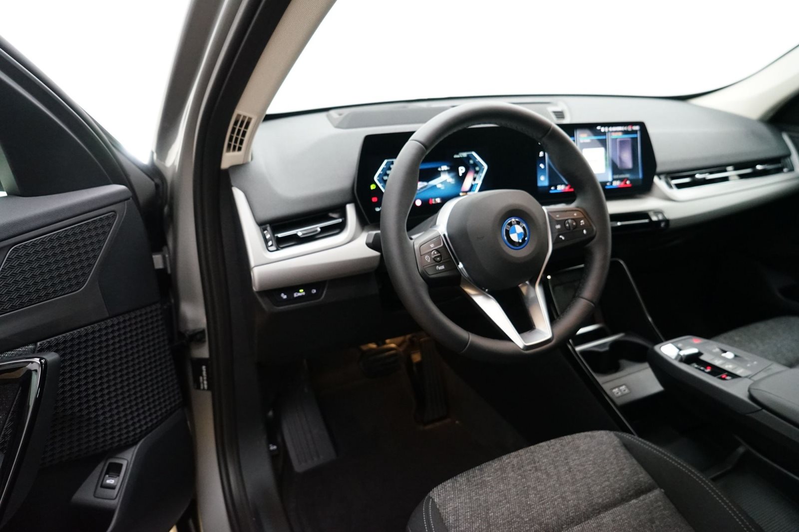 Fahrzeugabbildung BMW iX1 xDrive30 [Navi, HUD, RFK, SHZ, LED, 17 LMR]