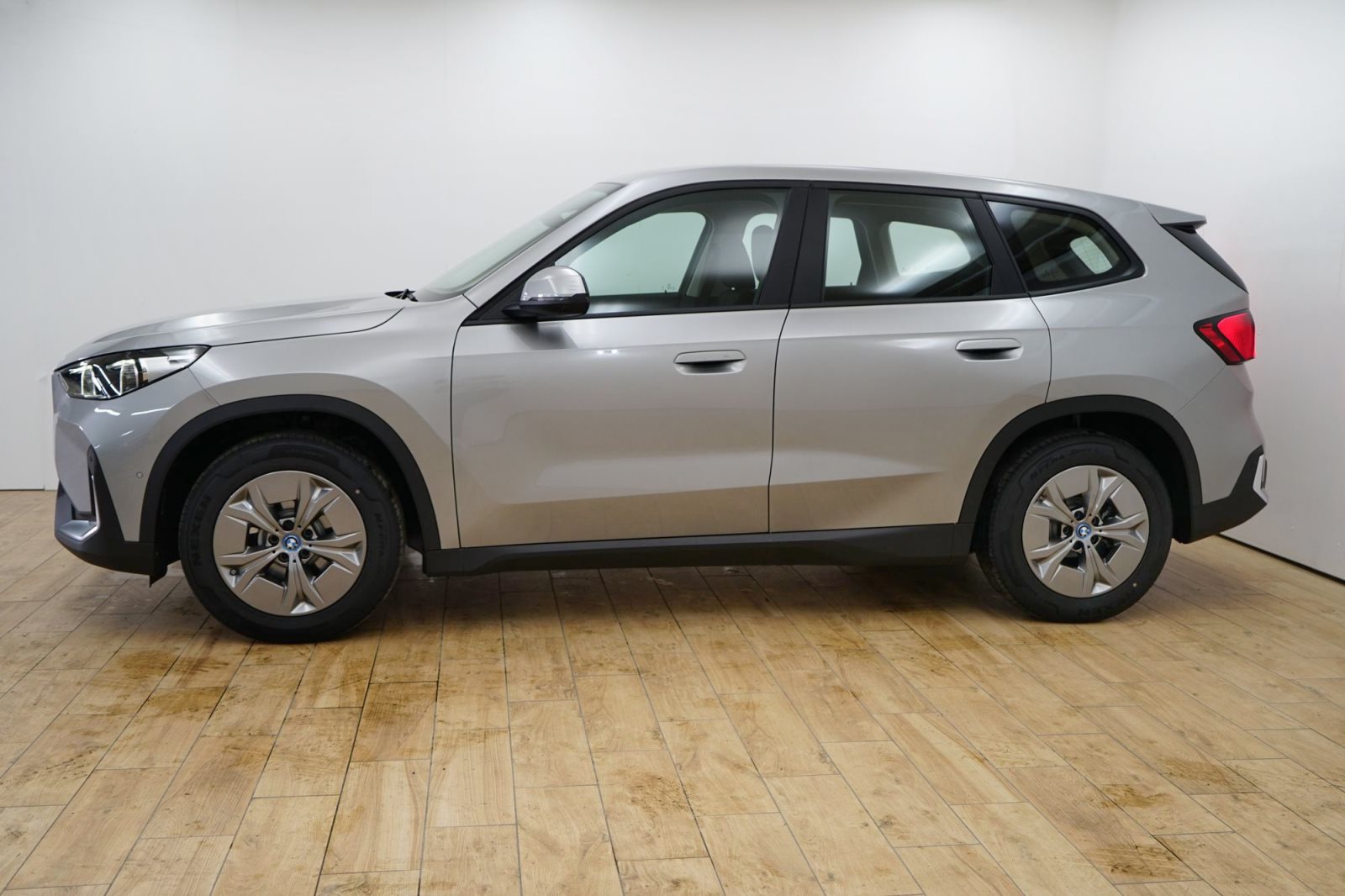 Fahrzeugabbildung BMW iX1 xDrive30 [Navi, HUD, RFK, SHZ, LED, 17 LMR]