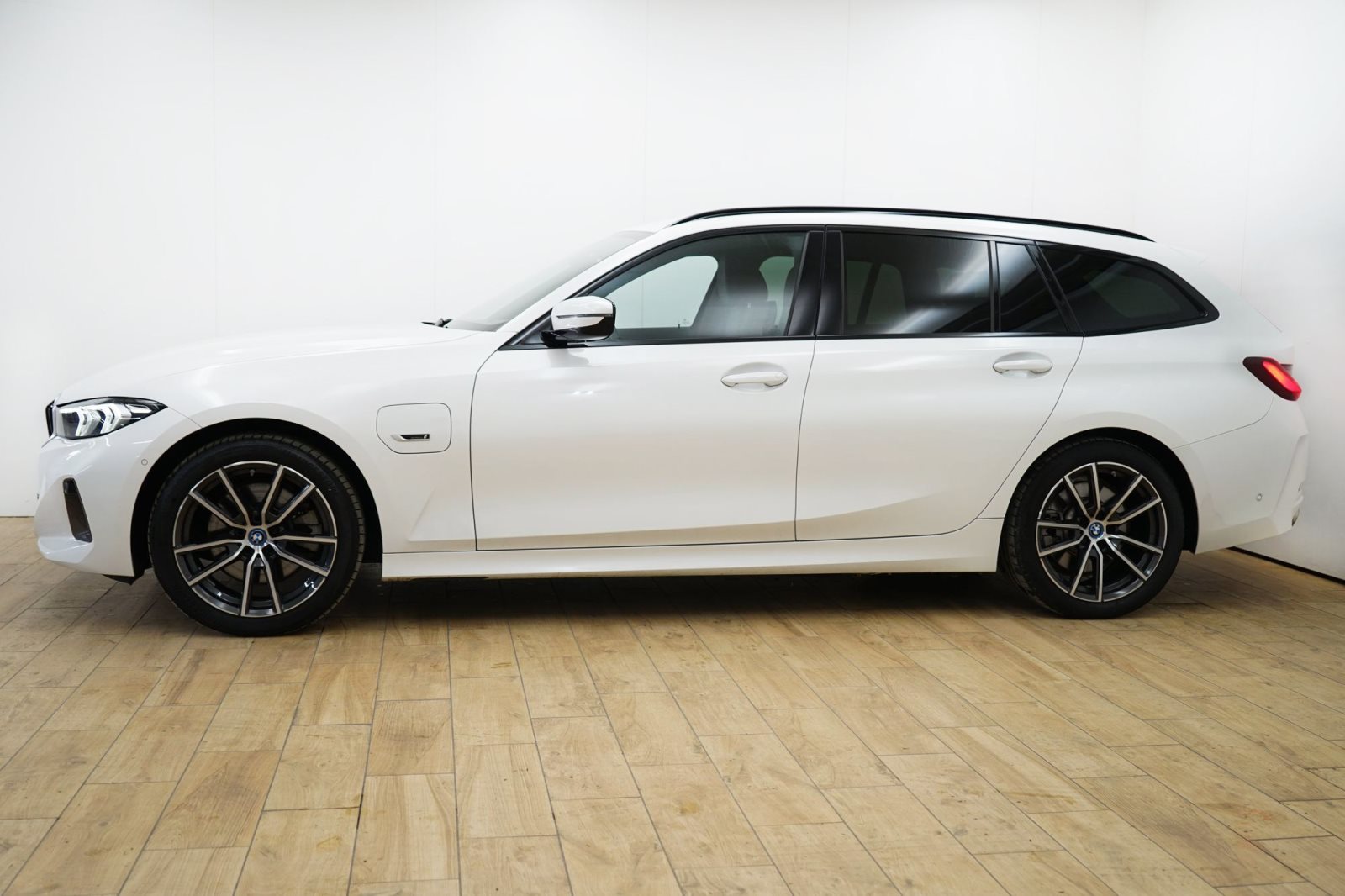 Fahrzeugabbildung BMW 320e Touring [AHK, LC Plus, RFK, 18 LMR, SHZ]