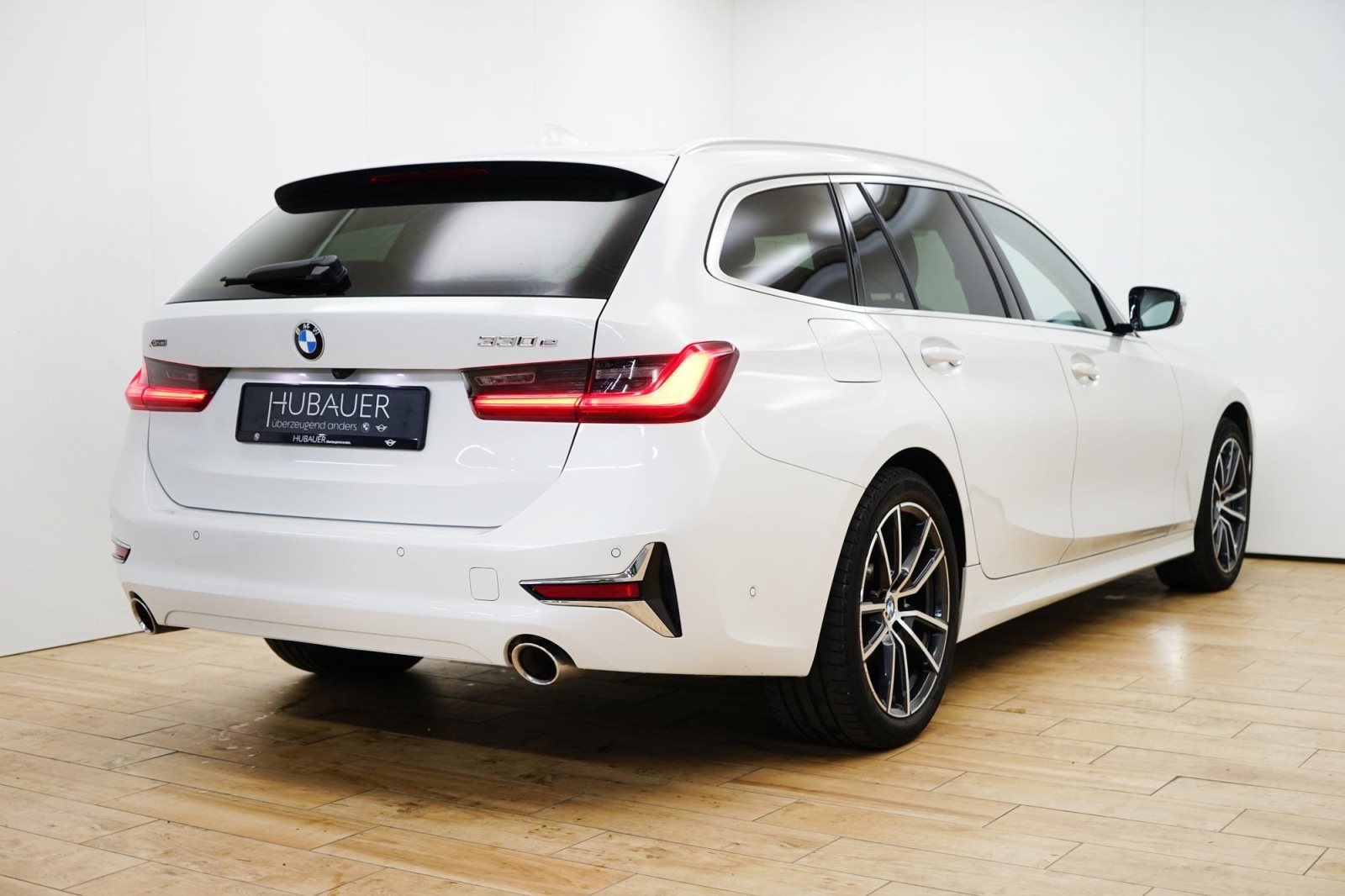 Fahrzeugabbildung BMW 330e xDrive Touring [Luxury Line, LC Prof., HUD]