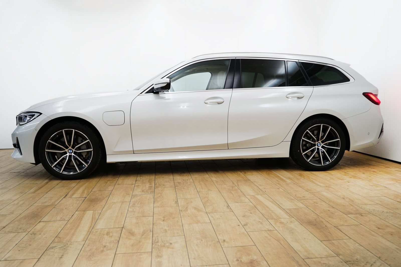 Fahrzeugabbildung BMW 330e xDrive Touring [Luxury Line, LC Prof., HUD]