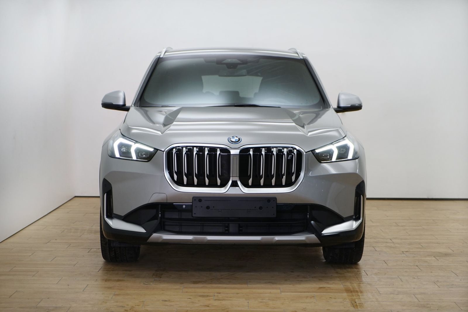 Fahrzeugabbildung BMW iX1 xDrive30 [xLine, Navi, HUD, AHK, ACC, RFK]