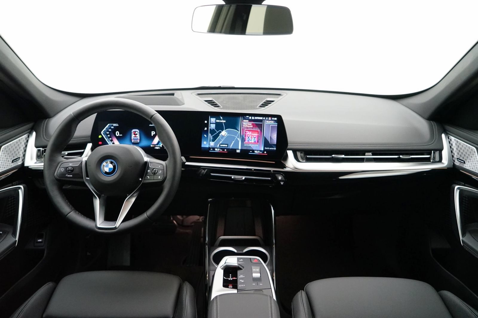 Fahrzeugabbildung BMW iX1 xDrive30 [xLine, Navi, HUD, AHK, ACC, RFK]