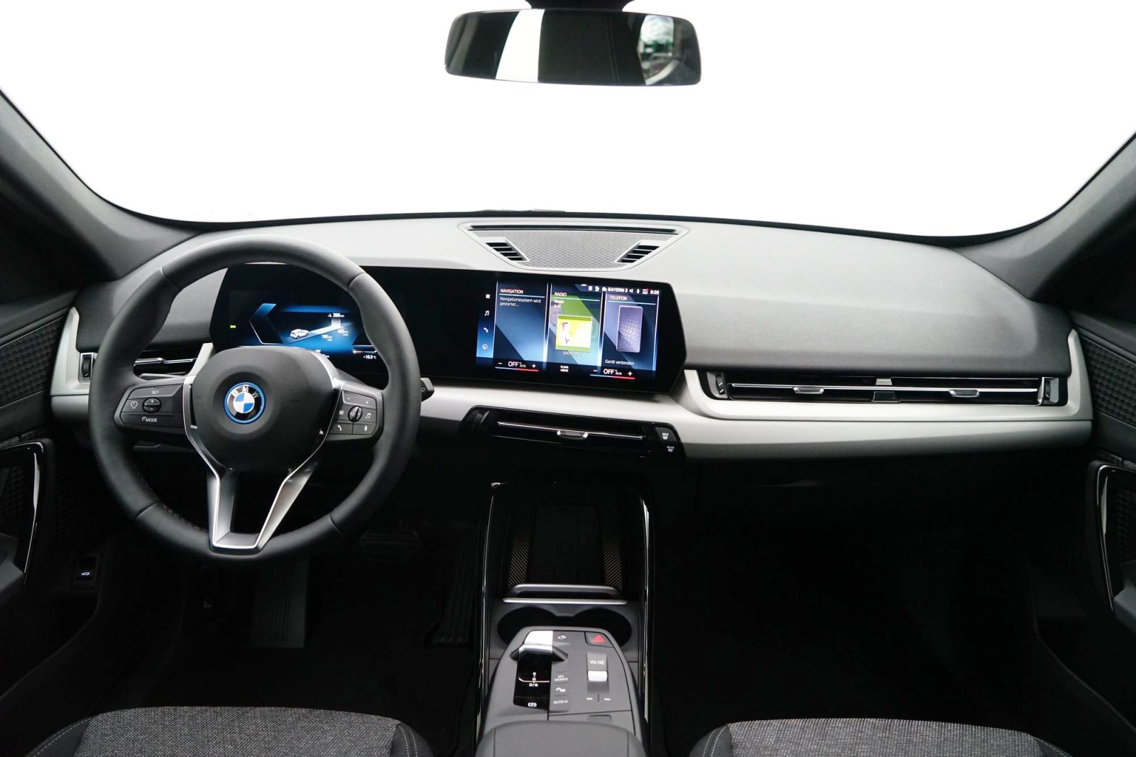 Fahrzeugabbildung BMW iX1 xDrive30 [Navi, AHK, RFK, LED, SHZ, 17 LMR]