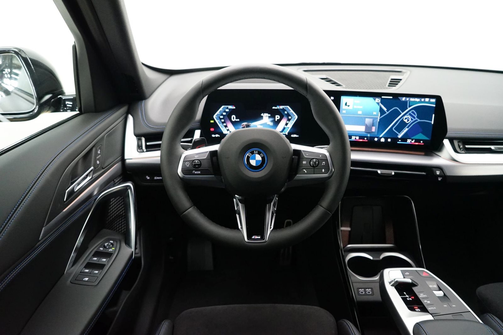 Fahrzeugabbildung BMW iX1 xDrive30 [M Sport, LC Prof., HUD, AHK, 19 ]