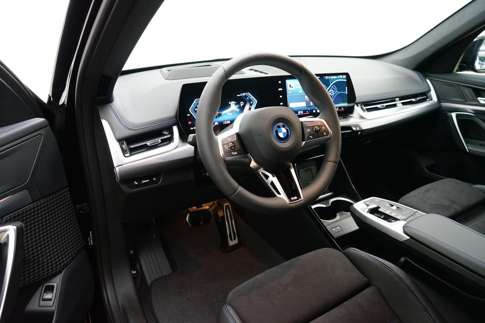 Fahrzeugabbildung BMW iX1 xDrive30 [M Sport, LC Prof., HUD, AHK, 19 ]