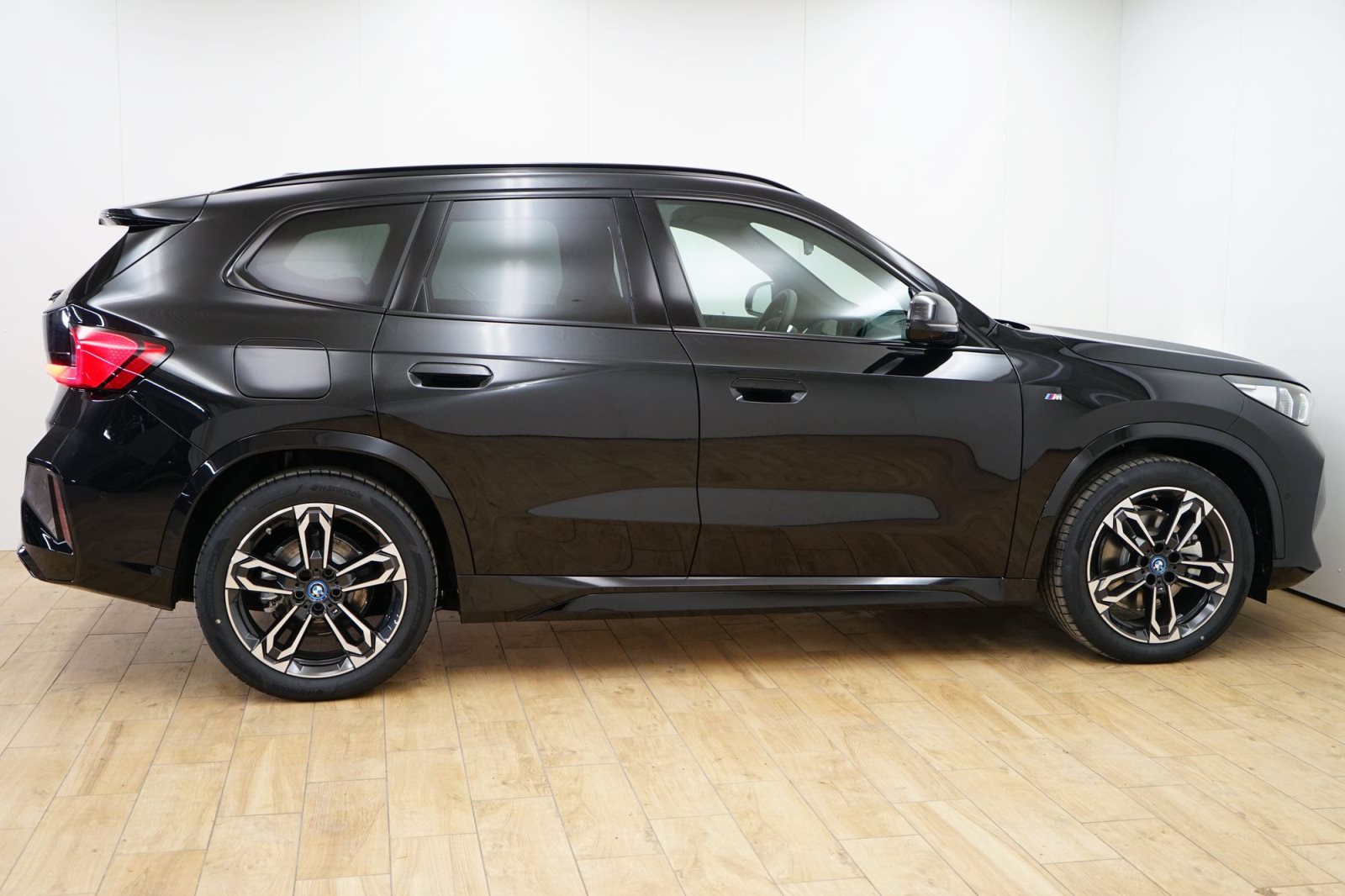 Fahrzeugabbildung BMW iX1 xDrive30 [M Sport, LC Prof., HUD, AHK, 19 ]